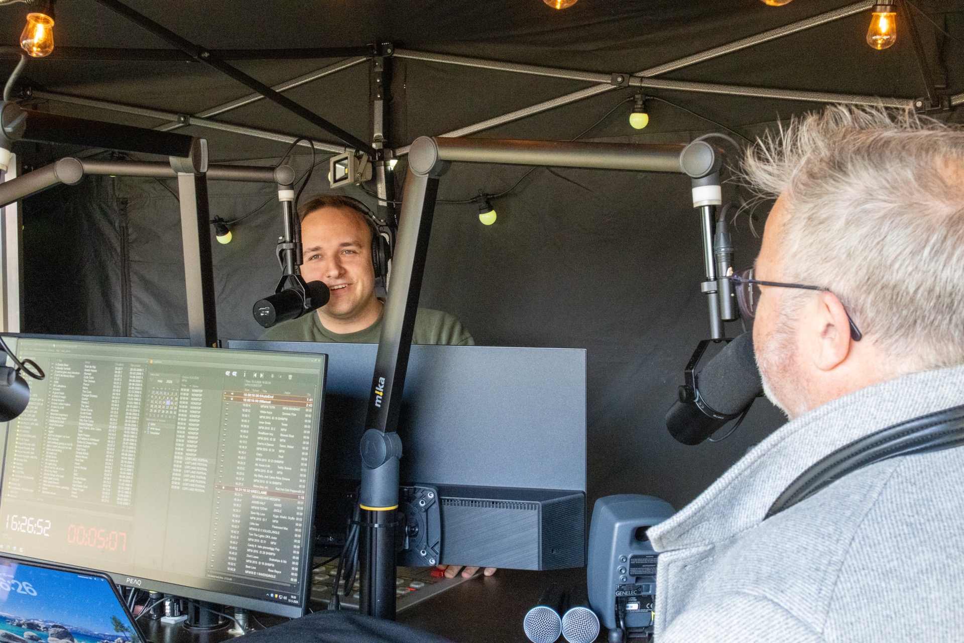 Mobiele radiostudio met presentatoren en SM7b-microfoons
