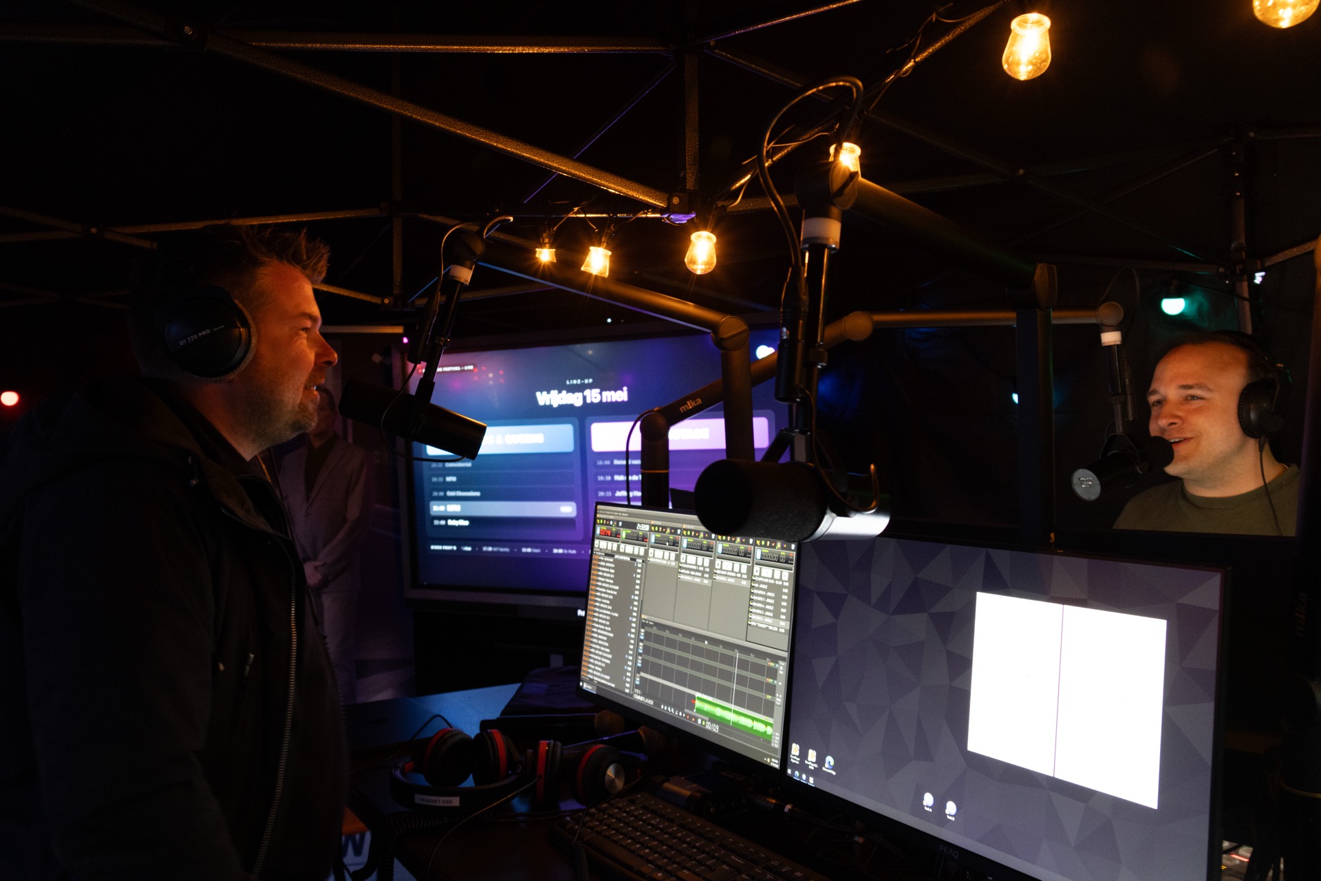 Avondopname in de mobiele radiostudio