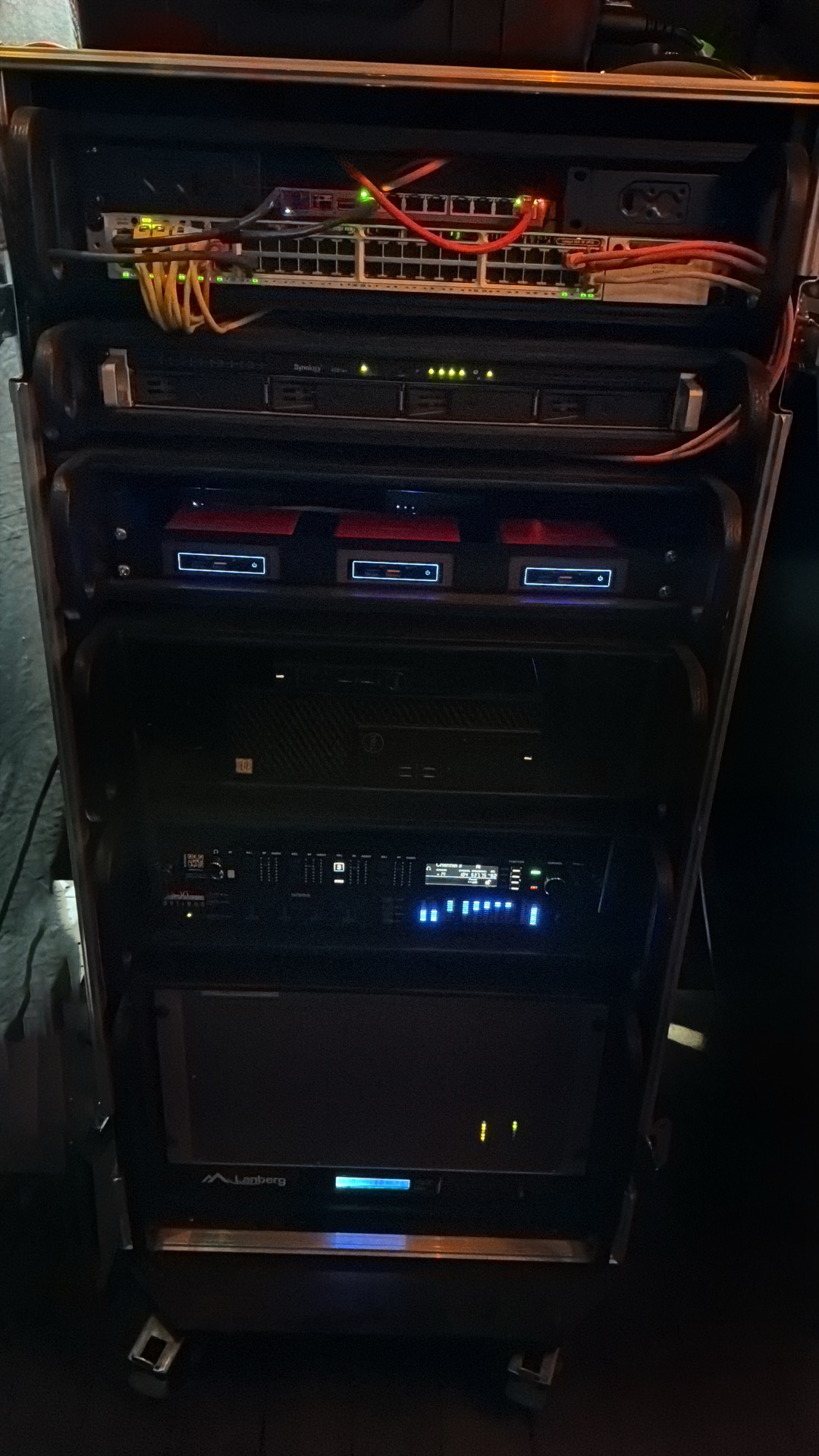 Technisch rack voor stabiele live uitzending: processing, codecs en uplink